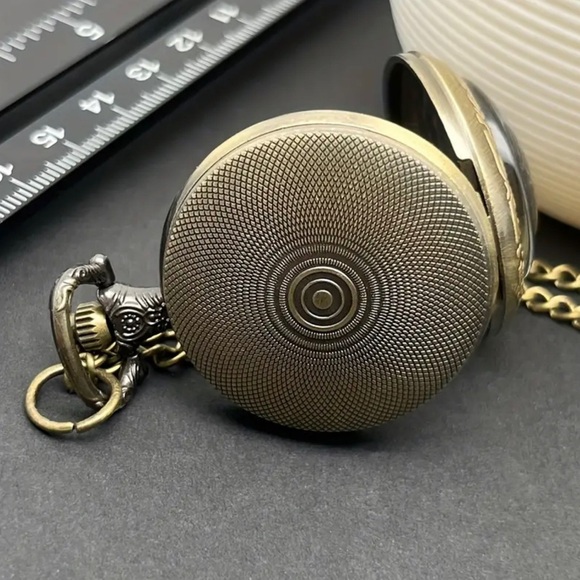 Eagle Pocket Watch with Chain. American 🇺🇸 Eagle 🦅 in front of the USA 🇺🇸 FLAG - Picture 4 of 4